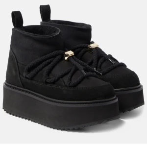 Svarta boots från Inuikii - Snygga svarta boots från Inuikii med en rejäl platåsula och grov snörning. Skorna har en stilren design med dragflikar baktill för enkel påtagning. Perfekta för kyligare dagar. Helt nya storlek 35