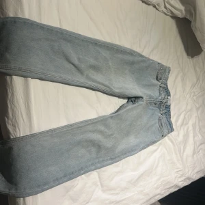 Ljusblå jeans från Grunt - Snygga ljusblå jeans från Grunt i en klassisk straight fit. De har en midwaist design och är tillverkade i bomull. Perfekta för en avslappnad stil. Passar en som är 160 cm lång