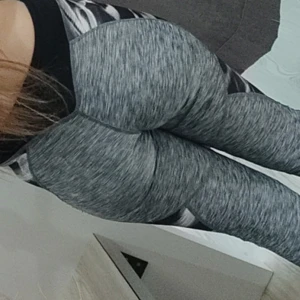 Grå melerade leggings - Snygga grå melerade leggings med tight passform. Perfekta för träning eller en avslappnad dag. De har en elastisk midja för extra komfort.