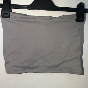 Grå/beige tubtopp från New Yorker  - ❗️TAR ENDAST EMOT SWISH, skriv t mig vid köp ❗️Grå/Beige tubtopp från new yorker som är använda några gånger men inget fel eller slitet på den. 🤍