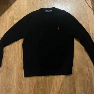 Polo Ralph Lauren knit - Säljer nu min riktigt feta svarta polo Ralph lauren knitted tröja med det klassiska röda Ralph lauren märket. Tröjan är i mycket bra skick och inte använts mycket. Pris kan disskuteras i PM!