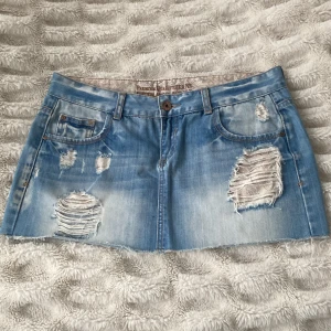 jeanskjol - jättesnygg jeanskjol ❤️midjemått ca 41 cm rakt över, längd ca 28 cm!