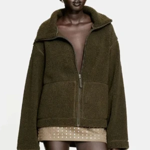 Slutsåld teddyjacka från hm!! - INTRESSEKOLL💕💕 Jättefin teddyjacka från hm, storlek xs🥰 Använd 2 ggr, helt slutsåld överallt!!