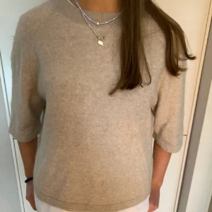 Beige tröja med trekvartsärm - Säljer en stilren beige tröja med trekvartsärm. Perfekt för en avslappnad och chic look. Tröjan har en mjuk och bekväm passform. Bilden är lånad! Kontakta om nu har frågor! 