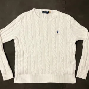 Vit stickad tröja från Ralph Lauren - Ralph Lauren Kabelstickad|Storlek S| Skick 9/10 Dm vid mer info.  (Pris ej hugget i sten!)