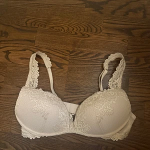  Intimissimi - Super fin intimismi bh i modellen Gloria. Storleken är 85B