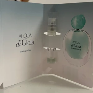 Acqua di Gioia Eau de Parfum 1.2ml - Säljer en provflaska av Acqua di Gioia Eau de Parfum från Giorgio Armani. Bara lite kvar i flaskan. Doften är jättefräsch. Pumpen är lite konstig men den ska fungera ändå
