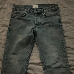 Søndag & Sons jeans Joe slim fit  - Snygga blå jeans från Søndag & Sons i modellen Joe Slim Fit. De har en klassisk femficksdesign och en bekväm passform. Perfekta för en stilren look. W29 L 30