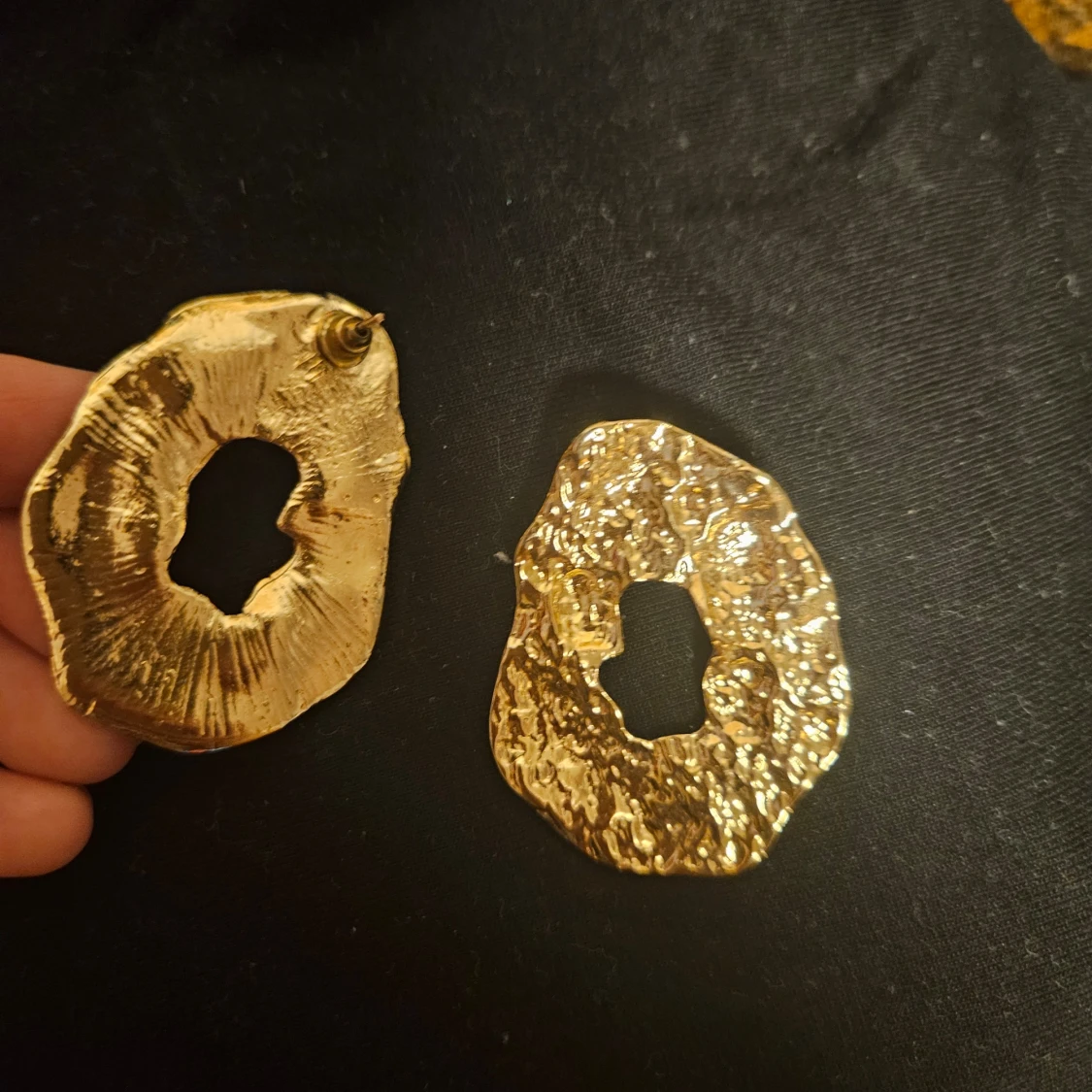 Guldiga abstrakta örhängen - 1