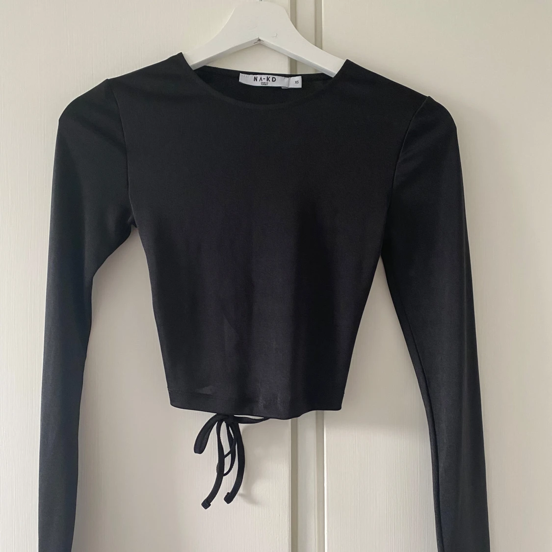 Svart långärmad topp med öppen rygg och snörning - 1