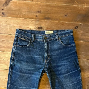 Blå jeans från Wrangler - Snygga jeans från Wrangler. Köpta secondhand men i bra skick. Pris kan diskuteras!