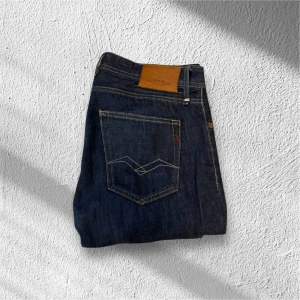 Replay Grover  - Säljer dessa feta replay jeans i modellen Grover! Sitter raka och är i storlek W|34 L|32🔥🙌 Färgen är mörkblå och är riktigt snygga!