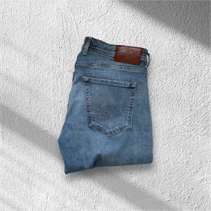 Replay Grover  - Säljer ett par blå Replay Jeans i modellen Grover, storlek 34. Byxorna är i mycket fint skick med minimal användning. En stilren och bekväm modell som funkar både till vardags och mer uppklädda tillfällen.  Perfekt för dig som letar efter ett par kvalitetsjeans till ett bättre pris!