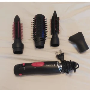 Värme borste  - En fin värmeborsten från Remington, inte använd mycket och har endast använt ett munstycke. Billig och bra!