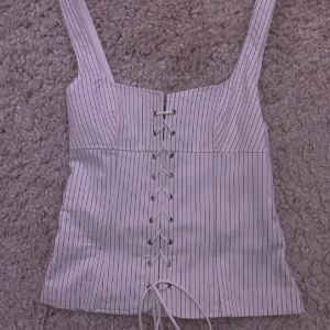 Randig korsett zara - Super snygg och trendig topp från zara, slutsåld! Den är aldrig använd bara testad!! Först till kvarn💞💞💕💖💖