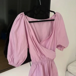 Rosa kortärmad blus - Jättefin pelplum blus med puff ärmar. Från NA KD storlek xs.