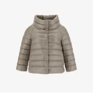 Herno jacka - Kommer inte till användning längre. Nypris ca 6000. Köpt på Plick för 1700. I använt och lite slitet skick, därav sänkt pris. (Bild 2,3 & 4 är lånade!!) Skriv privat för detaljerade bilder på slitage osv💕