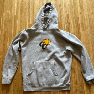 Grand Collection hoodie i grå - Clean Grand Collection hoodie i grå, väldigt fint skick. Size M/L