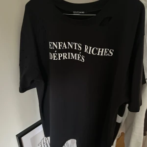 Enfants Riches Déprimés logo tee - Enfants Riches Déprimés logo tee som är tvär fet. sitter nice oversized men fortfarande cropped. har den unika distressingen från erd, helt enkelt en topp tier ERD peice. skriv innan köp annars skickar jag inte, (wrep!)
