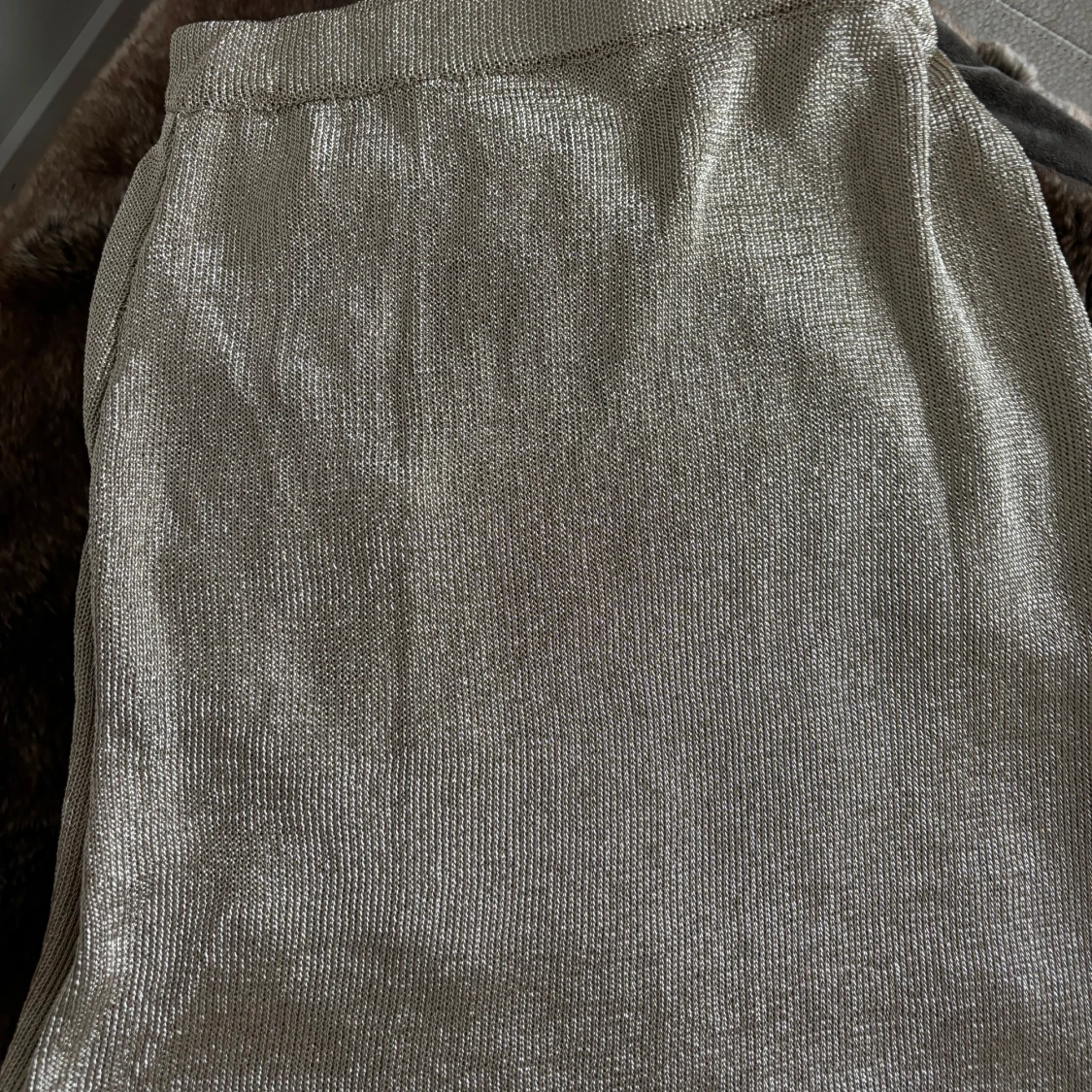 Metallisk stickad maxikjol från NA-KD - 4