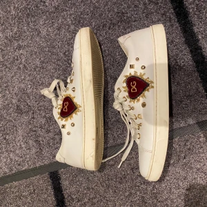 Dolce & Gabbana sneakers - Really nice and comfy Dolce & Gabbanan sneakers. Bought second hand and as a result few marks, but otherwise in very good condition🩷 No holes etc. My own size is eu 38-39.