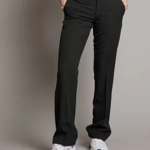 Vera kostymbyxor - Snygga svarta kostymbyxor med låg midja och rak passform. Perfekta för en stilren look. Byxorna har en dragkedja framtill och är tillverkade i ett bekvämt material. Byxorna är i stl 36, som nya. Kostymbyxorna är från bikbok, modell Vera🤍 skriv om ni undrar något, pris kan diskuteras!