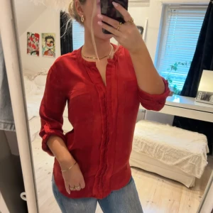 Röd blus  - Super fin blus med knappar framtill! Står ingen storlek men skulle säga s/m❤️🥰