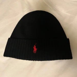 Polo Ralph Lauren mössa - Säljer en snygg polo Ralph lauren mössa i nytt skick. Perfekt nu inför våren och du som är Grisch! Mössan har nästan aldrig använts så den är som ny! Skriv för intresse! 