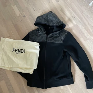Fendi zip hoodie - Riktigt det Fendi zip hoodie. Nypris 10 000kr. 9/10. Passar M. 