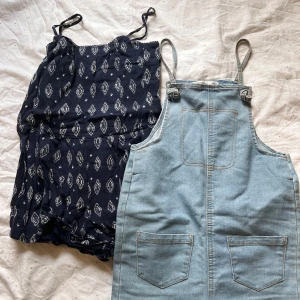 Blå mönstrad jumpsuit och jeans byxdress  - Säljer en blå mönstrad jumpsuit från UNIQ YOUNG med smala axelband och en ljusblå jeans byxdress från YOUR DENIM med justerbara axelband och fickor fram. Perfekt för en avslappnad stil!