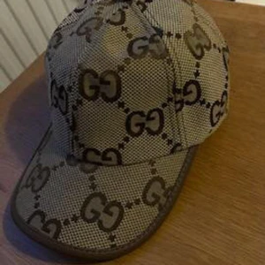 Beige keps  - Helt ny keps. Aldrig använd. Bästa kvaliten. Fraktar inom 24 timmar. 