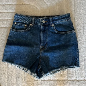 Jeansshorts från NA-KD - Kjol från NA-KD Strl 36 📷 Säg till om du vill ha fler bilder så fixar jag det.  💸 Vid snabb affär kan ja tänka mig att sänka priset. ✉️ Köparen står för frakten.