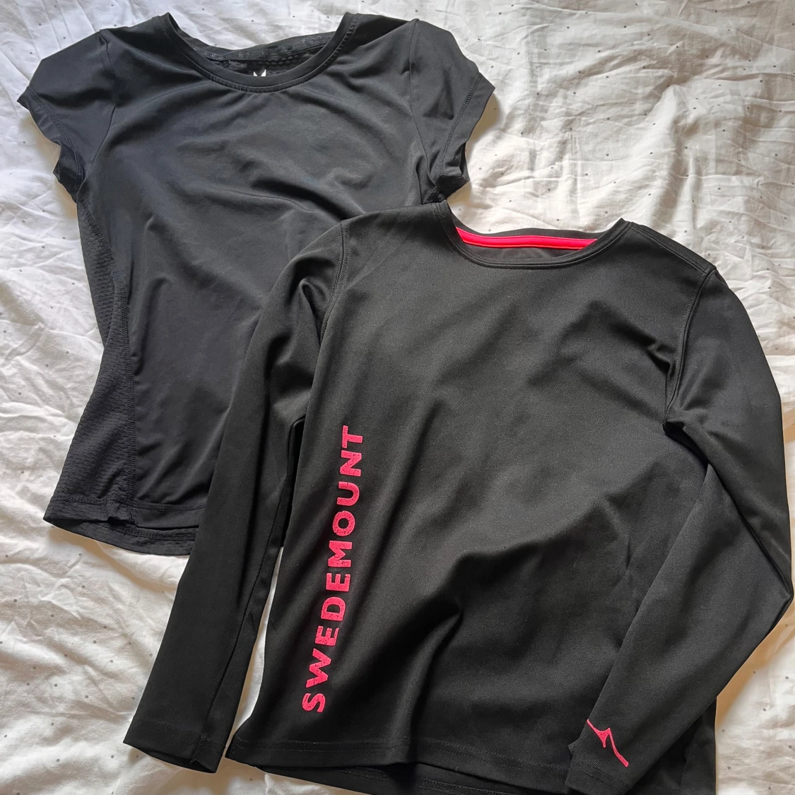 Svarta tröjor från Swedemount och SOC