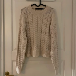 Beige stickad tröja  - Säljer en mysig beige stickad tröja , med ett snyggt flätmönster. 💗