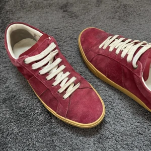 Saint Laurent skor  - Saint Laurent skor  -  Skick: bra  -  Nypris: 6000kr  -  Ingår: Endast skorna  -  Hör av dig vid minsta fråga🙌📩