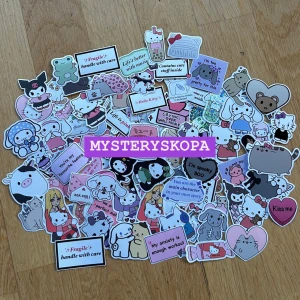 Mysteryskopa klistermärken  - 15 stycken klistermärken! (Värde 100 kr) Få en mysterymix av olika söta klistermärken! Perfekt för att pynta böcker, datorn mm! 💖 storlek mellan 2-6 cm