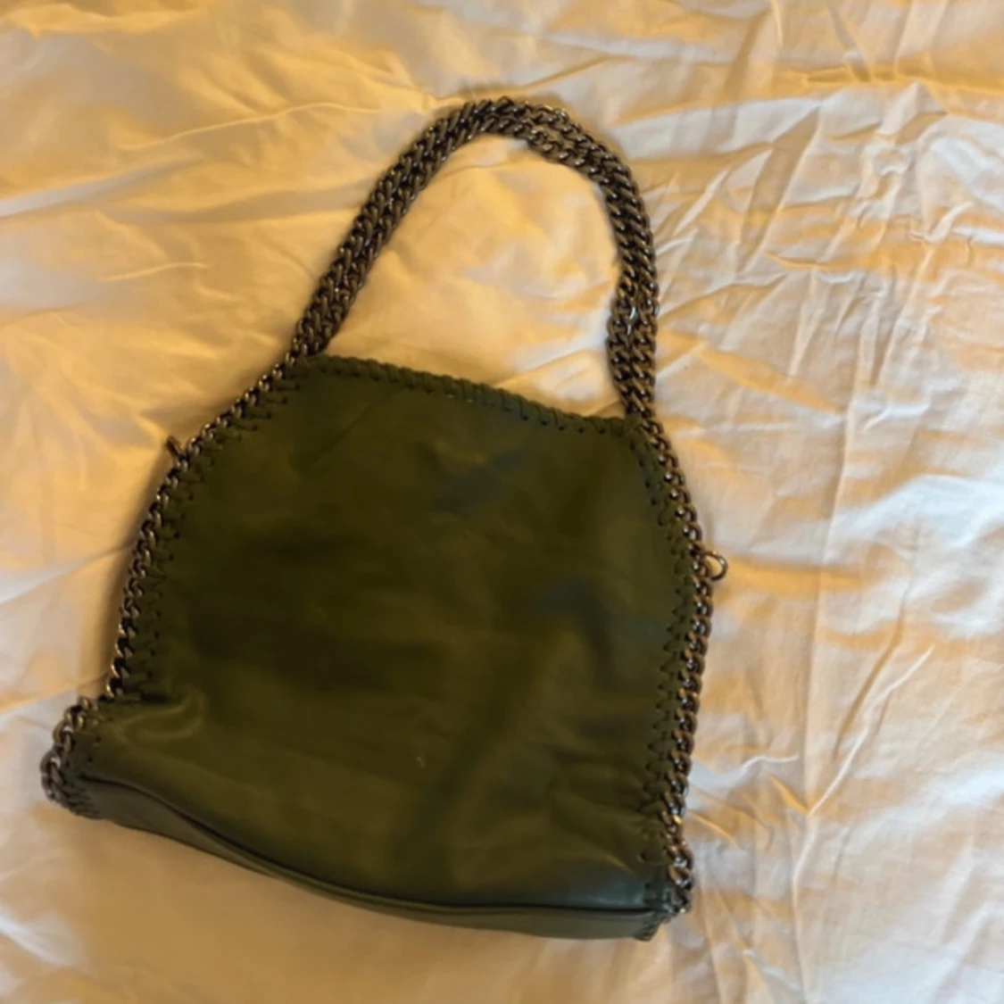 Grön axelväska med kedjedetaljer - 3