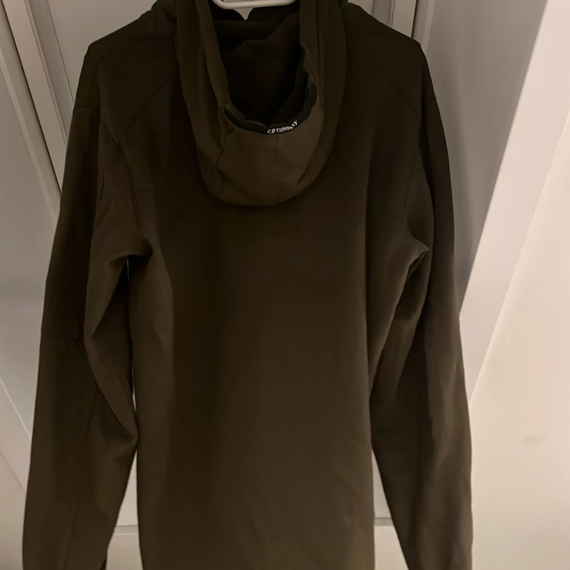 Olivgrön hoodie från C.P. Company - 1