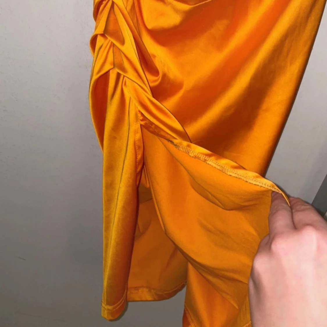 Orange satin klänning - 1