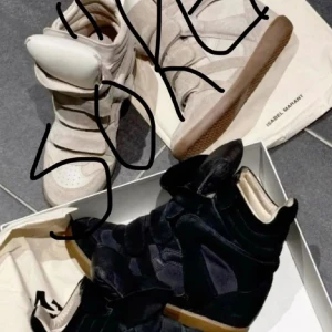 SÖKER!! Isabel Marant skor - Strl 38 i antingen svart, beige eller vit, Skriv om du har så kan vi komma överens om ett bra pris, Vill gärna ha äkthetsbevis om du har💗