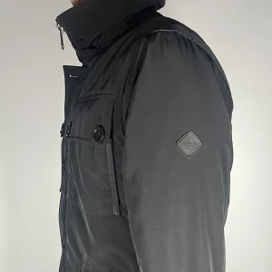 J.Lindeberg field jacket  - En riktig snygg och trendig J.Lindeberg field jacket i riktigt bra skick, storlek M, vid frågor är de bara att skriva // Gramenti 