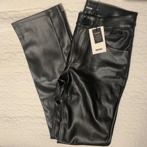 Svarta skinnbyxor från Bik Bok🖤 - Snygga svarta skinnbyxor från Bik Bok med låg midja och en rak passform. Byxorna är oanvända och har lappar kvar🖤🖤