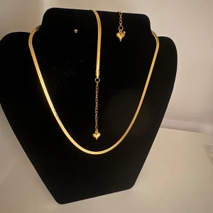 Halsband och armband  med hjärtberlocker - Elegant halsband och armband  hjärtformade berlocker. 