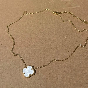 Four Leaf Clover - White Edition - 40 + 5 cm långt