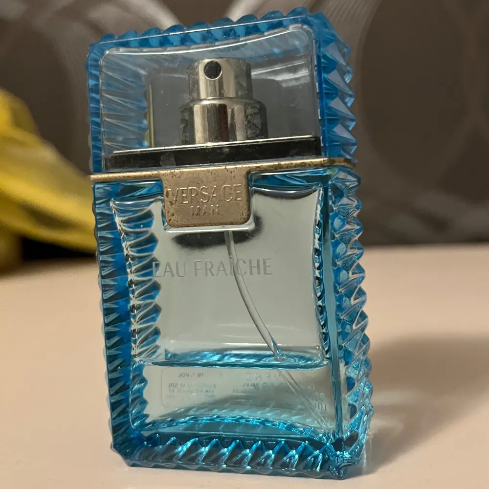 Säljer denna Versace Man Eau Fraîche parfym. Perfekt för att ge en fräsch doftkänsla. Från början 30 ml, nu 10 ml kvar/enligt bild. Kan samfrakta med mina andra annonser!. Perfume.