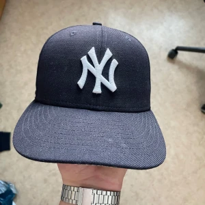 New Era Keps - Säljer en new era keps i storleken 7 1/2 (59.6 cm)! Kepsen är i ett bra skick🔥 Hör av dig vid funderingar/Karl!