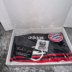 Svart FC Bayern München tröja från Adidas - FC Bayern München tröja från säsongen 1998-1999. Den är äkta fick den av min farfar för några år sedan. Typ aldrig använd och i topp sick. 