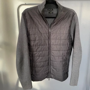 Massimo dutti cardigan - Riktigt snygg Massimo dutti cardigan i bra skick, storlek M men passar även S, hör av dig vid minsta fundering