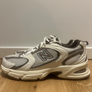 New Balance 530 sneakers - Slutsålda New Balance 530 sneakers i vitt och beige med bruna detaljer. Helt nya och oanvända. 