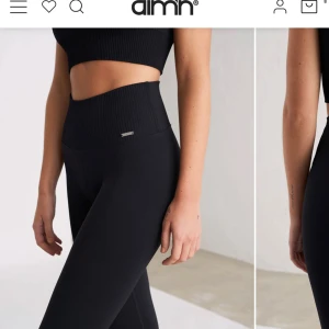 Svarta tights från Aim'n - Snygga svarta träningstights från Aim'n med medelhög hög midja och ribbad detalj vid midjan. Perfekta för träning eller en avslappnad dag. De är tillverkade i ett stretchigt material som ger en tight passform men sitter ändå bekvämt. Ganska använda så de har blivit något noppriga men också pga tvätt.